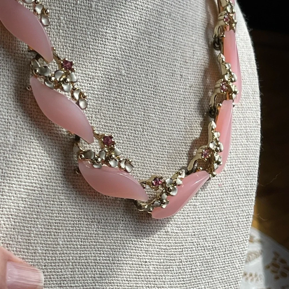 Vintage powder pink thermoset choker necklace with flowers and rhinestones - Picture 5 of 9